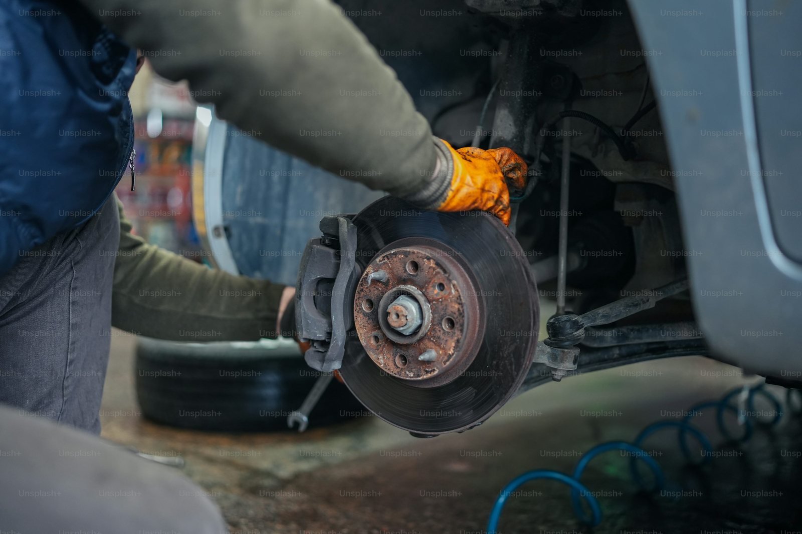 Detailansicht einer Bremsscheibe und Bremse am Radträger
